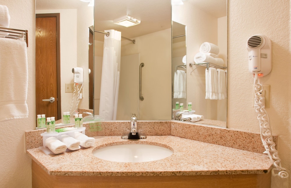 Holiday Inn Express Hotel Suites Branson 76 Cent 25/73