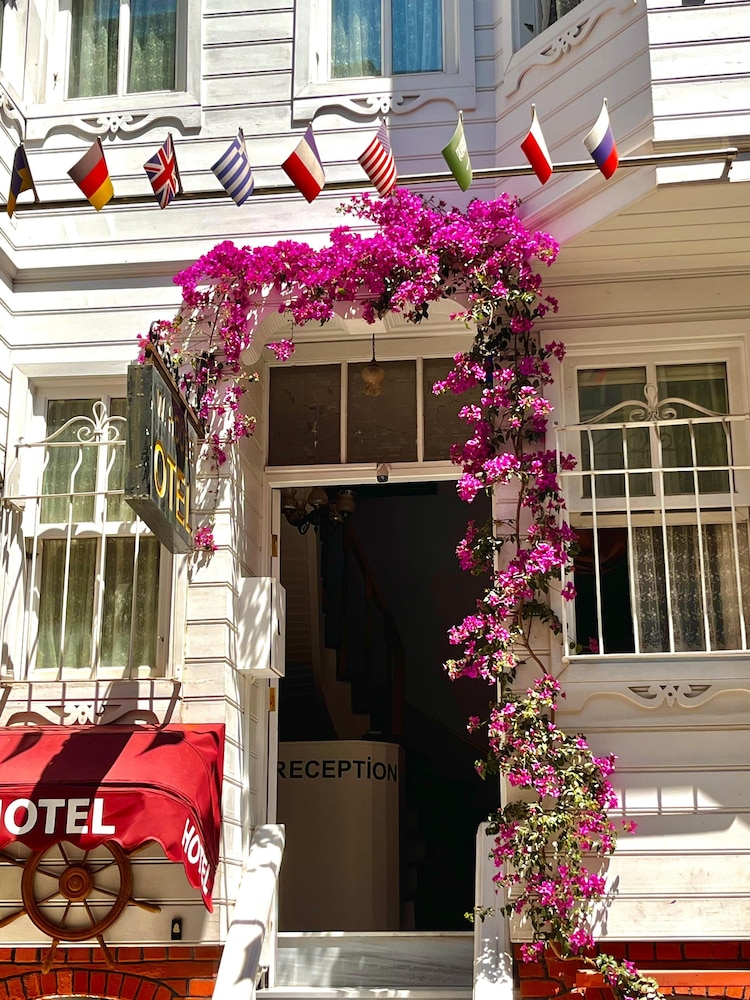 W. House Kadikoy 49/60