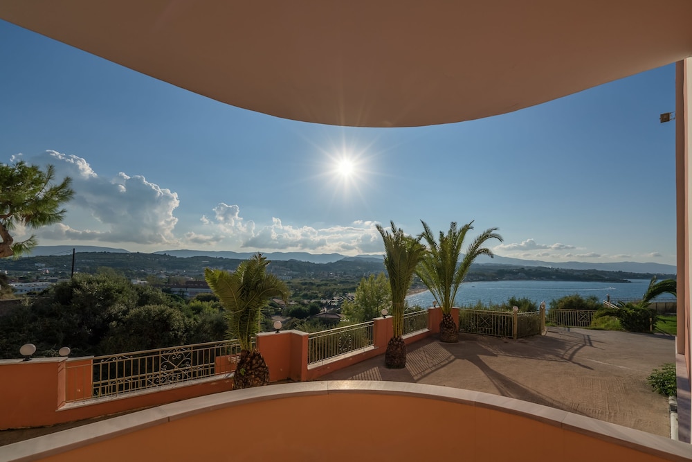 Balcony Hotel 32/66
