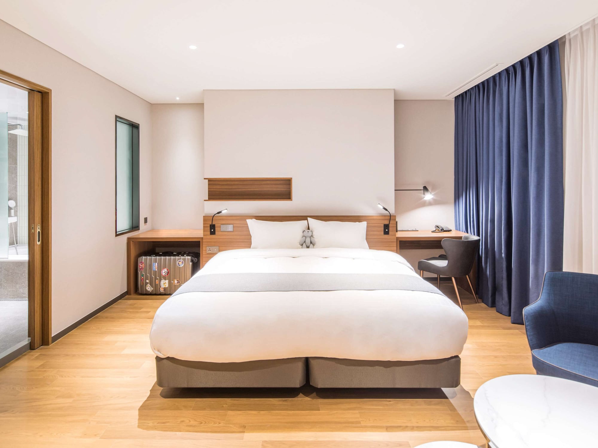 JUNIOR SUITE, KING BED