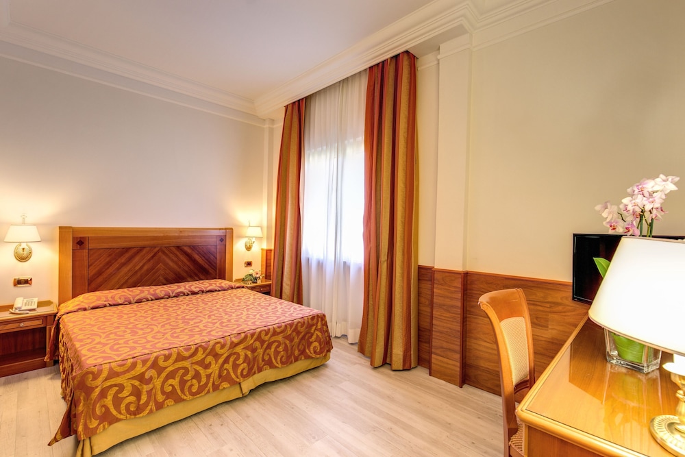 Pinewood Hotel Rome 22/70