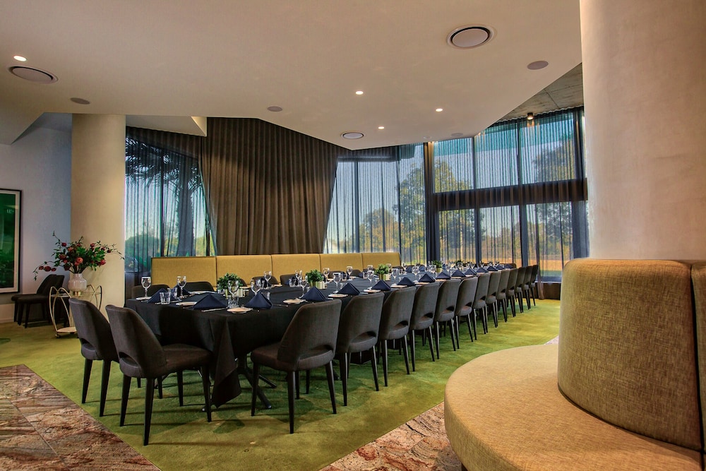 Eatons Hill Hotel 64/71