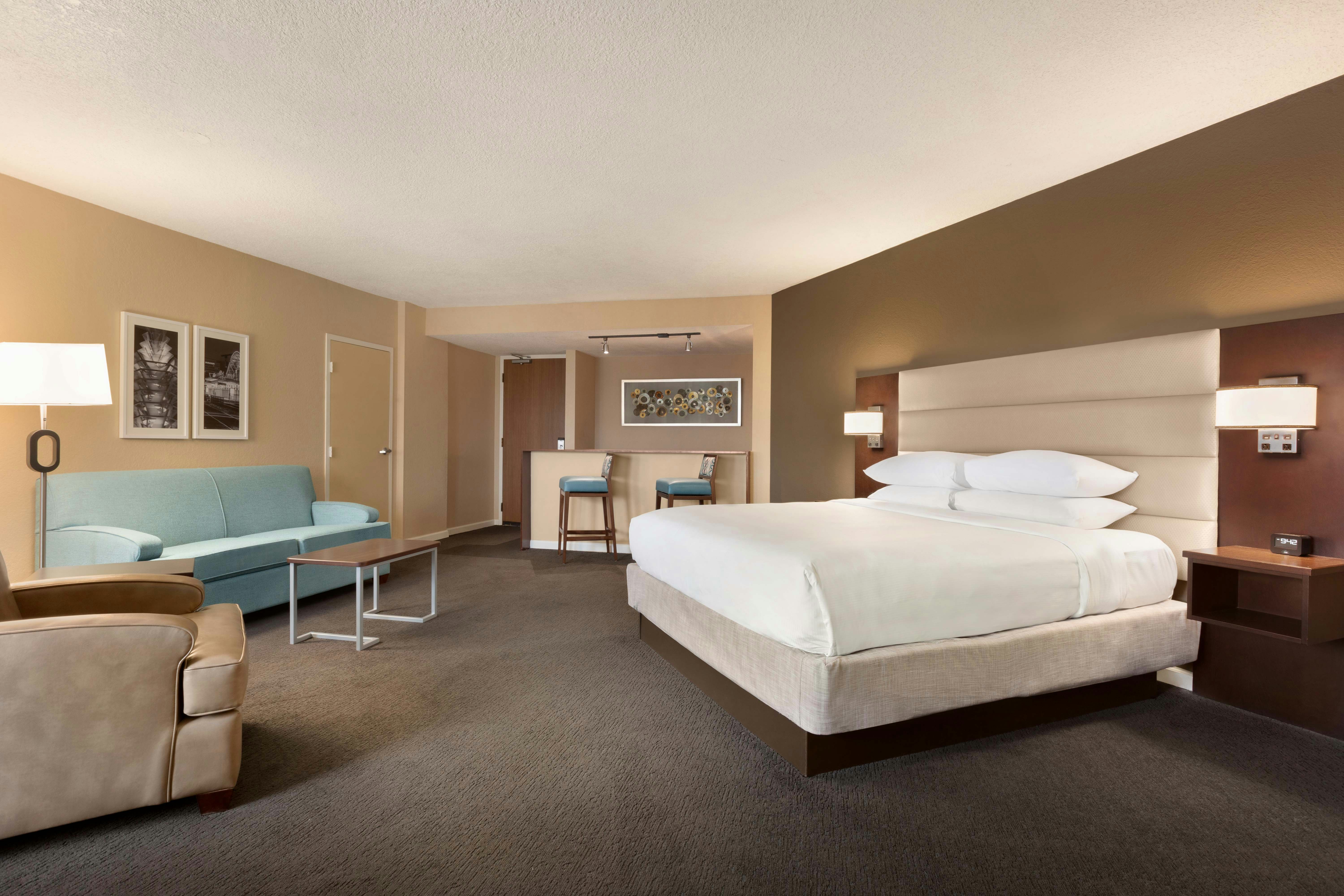 ROOM, KING BED, LARGE