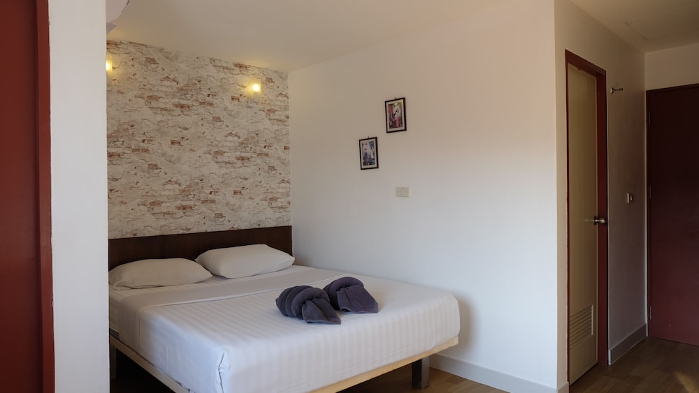 18 Coins Budget Hotel 17/67