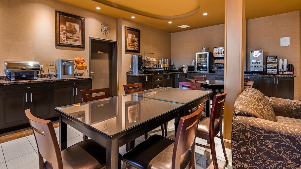 Best Western Estevan Inn & Suites 21/25