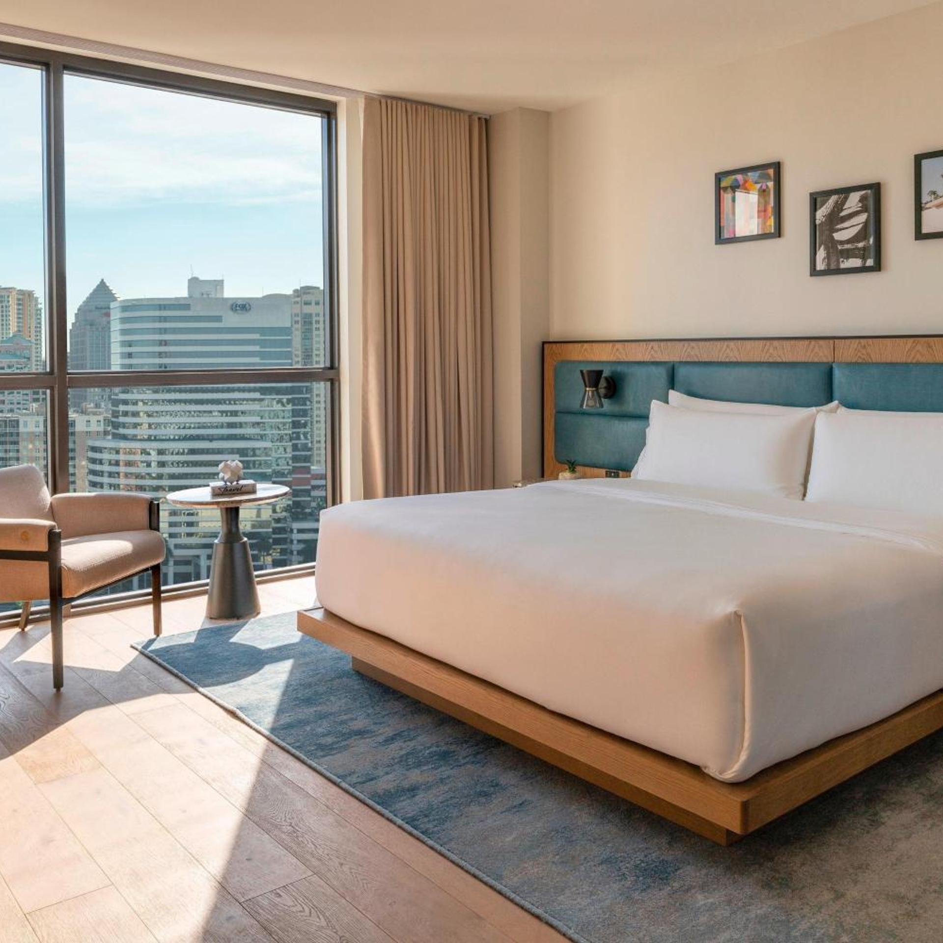 Guest Room, King Bed, Skyline View