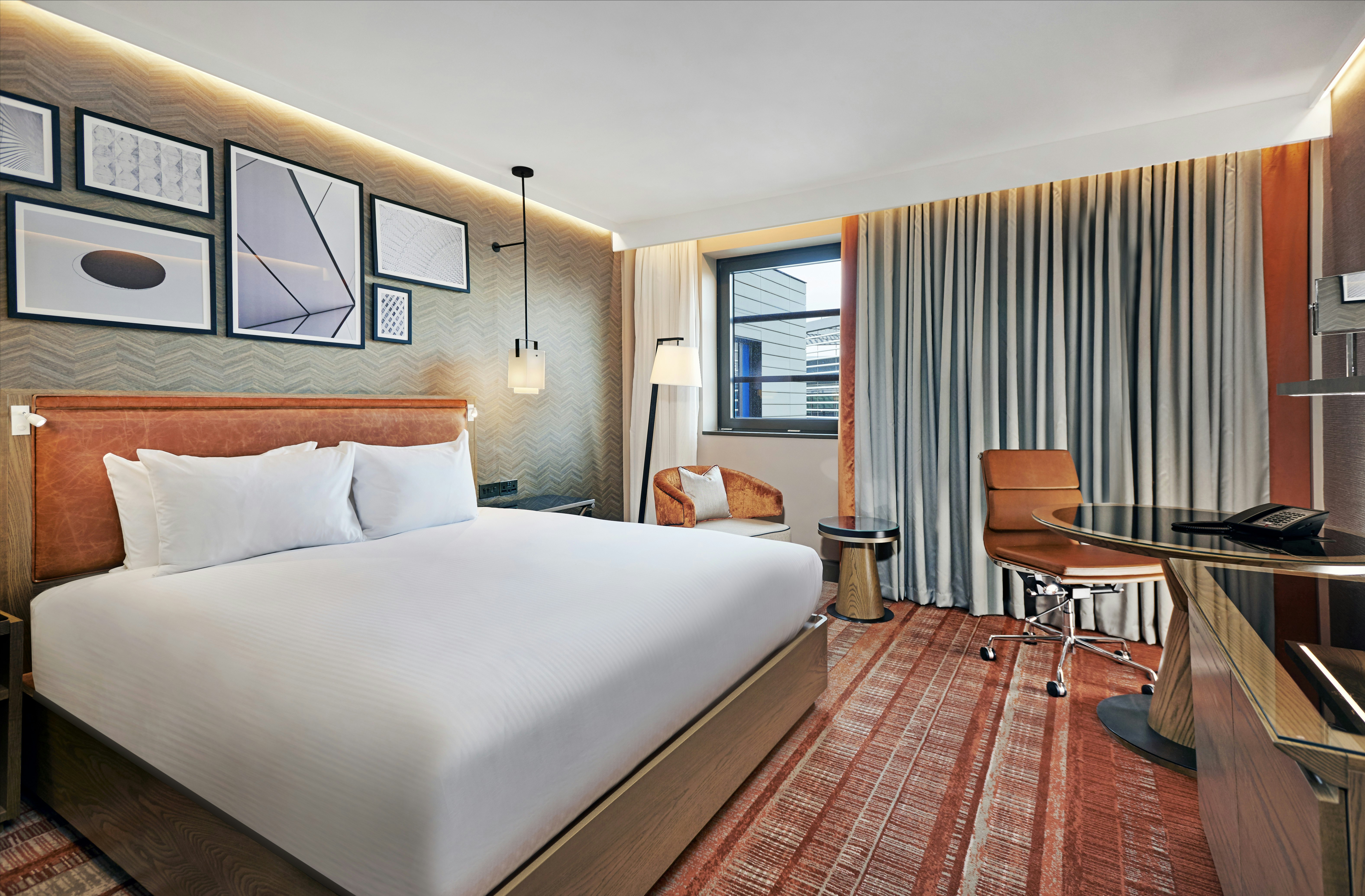 EXECUTIVE, KING BED