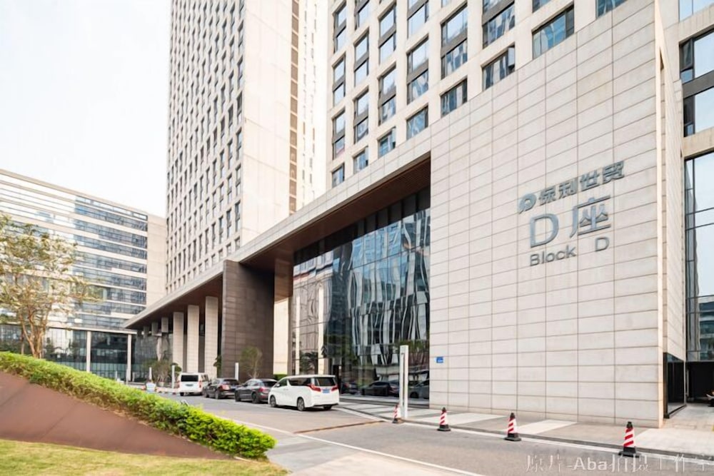 Estay Residence Poly World Trading Center 55/64