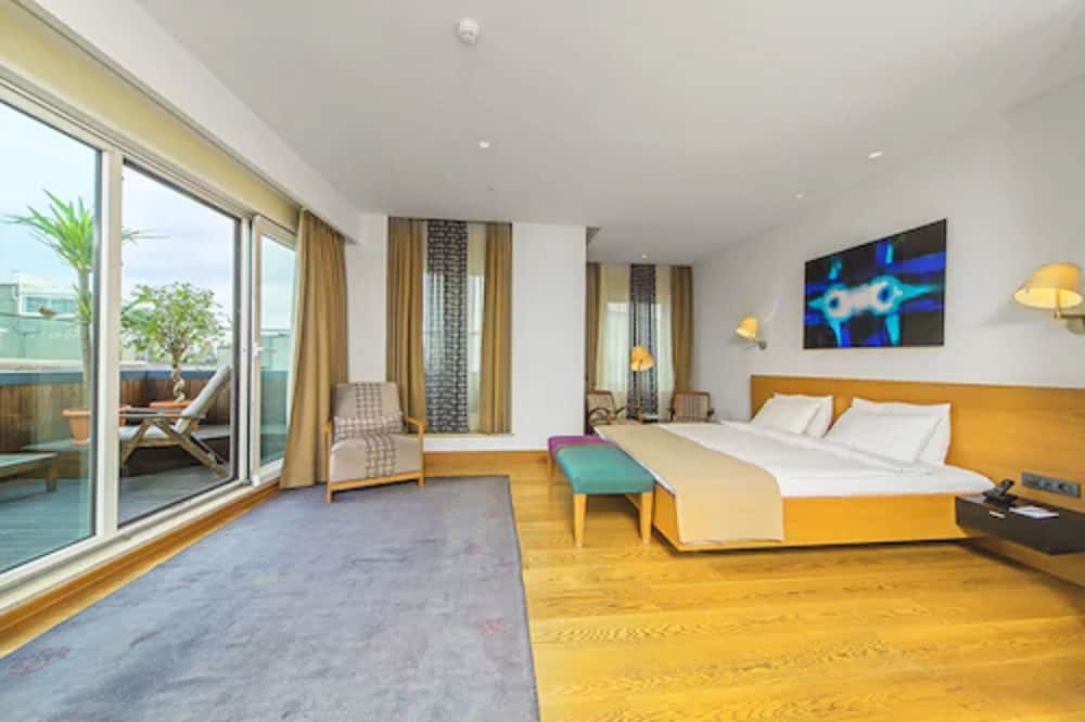 SUITE, KING BED