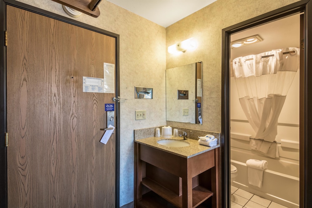 Motel6 Eau Claire, WI 44/49