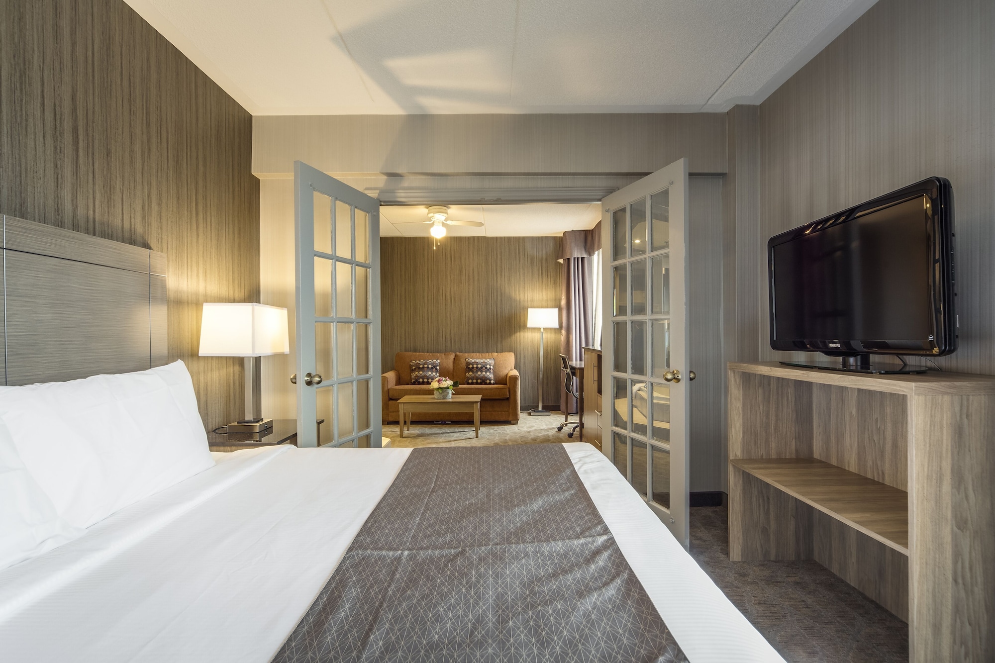 Deluxe, Suite, King Bed, Living Area, Jetted Tub