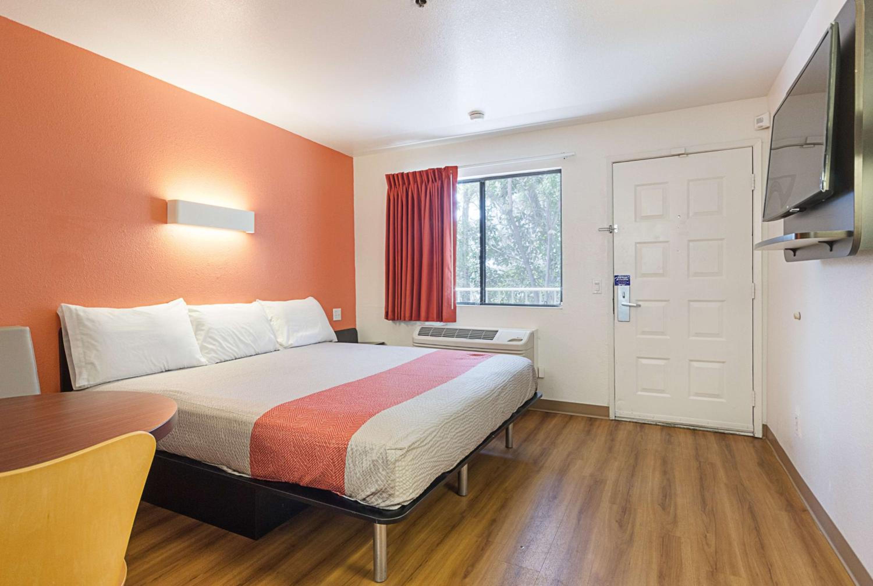 ROOM, KING BED, SMOKING, ACCESSIBLE