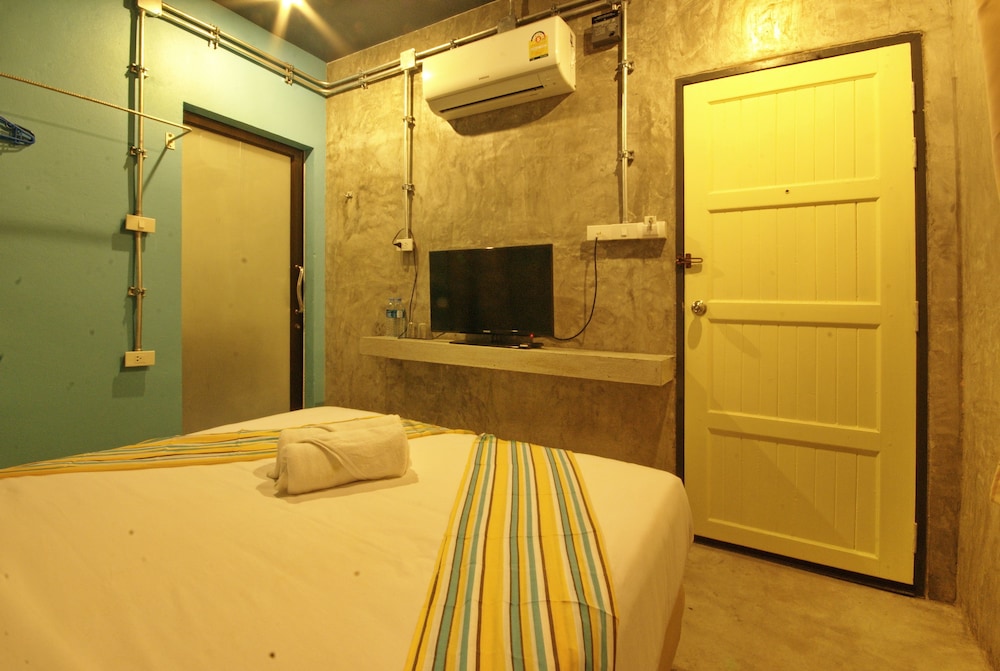 Seabox Khaolak Hostel 11/28