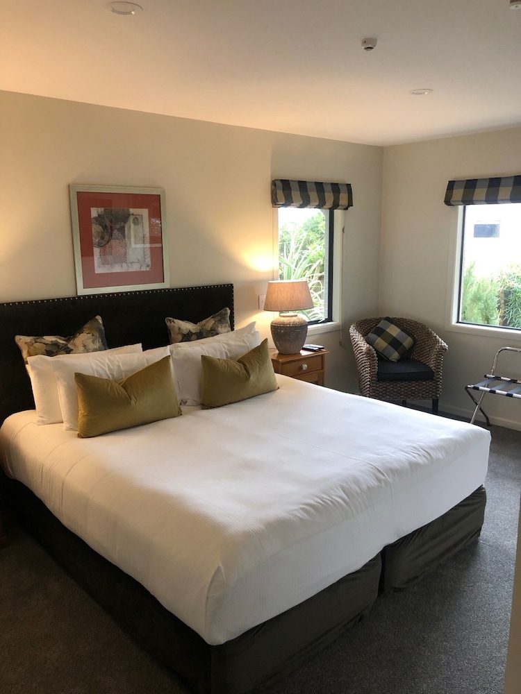 SUPERIOR, APARTMENT, HOT TUB, COURTYARD AREA