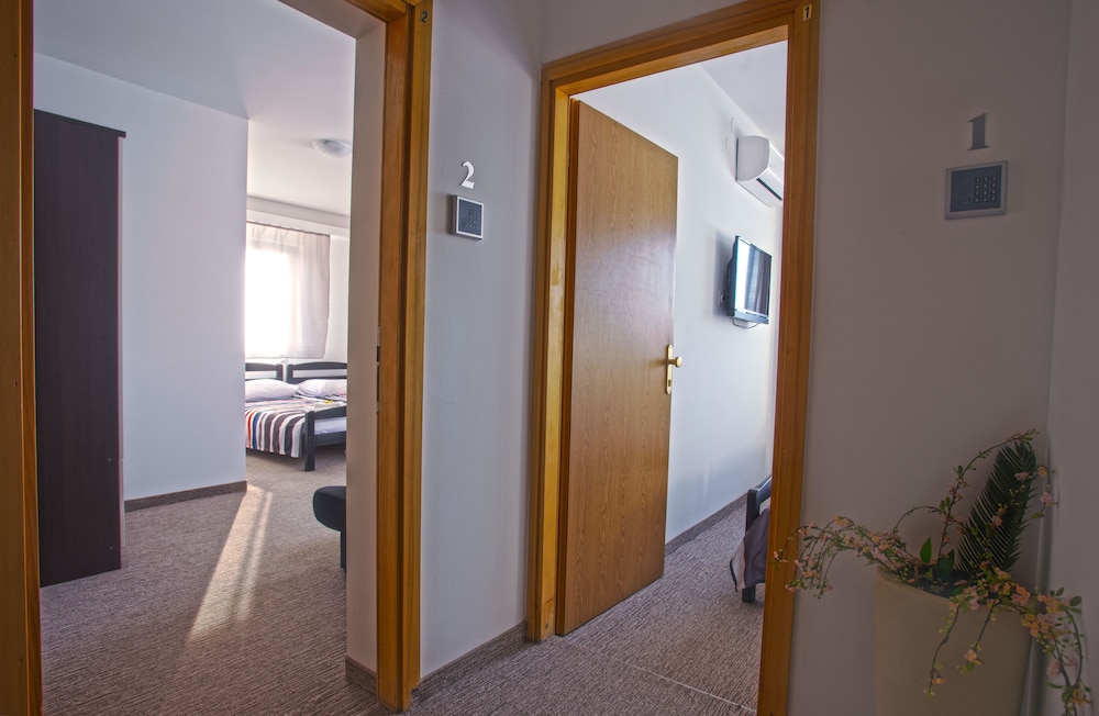 London Rooms Zagreb Airport 47/48