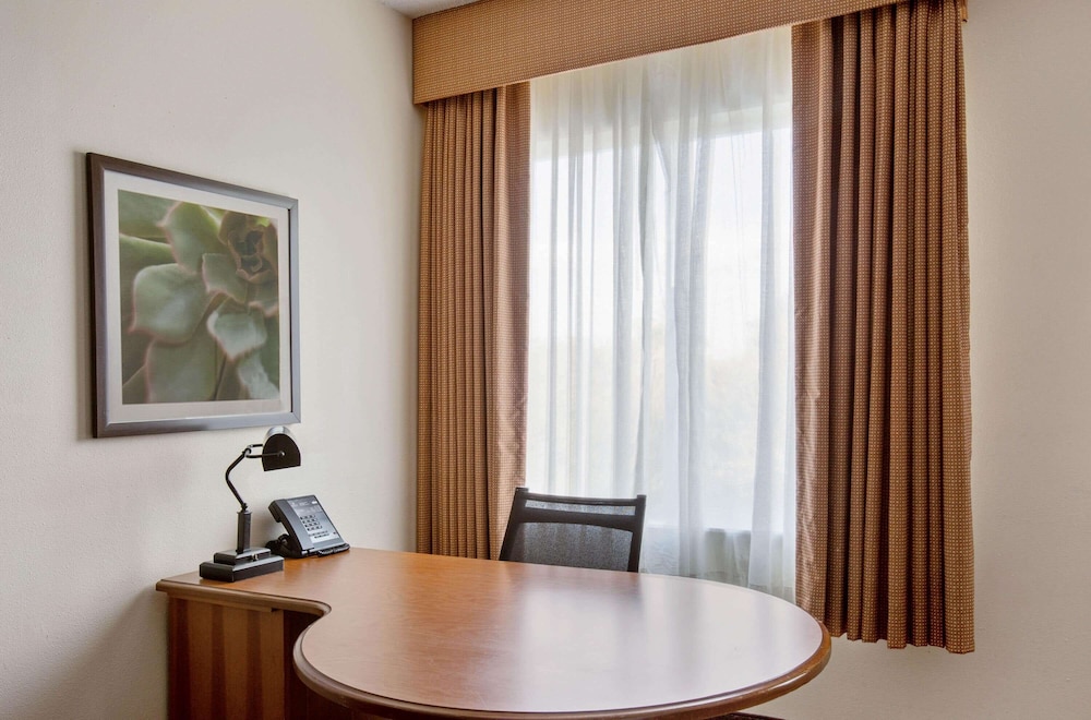 La Quinta Inn & Suites by Wyndham Sawgrass 21/55