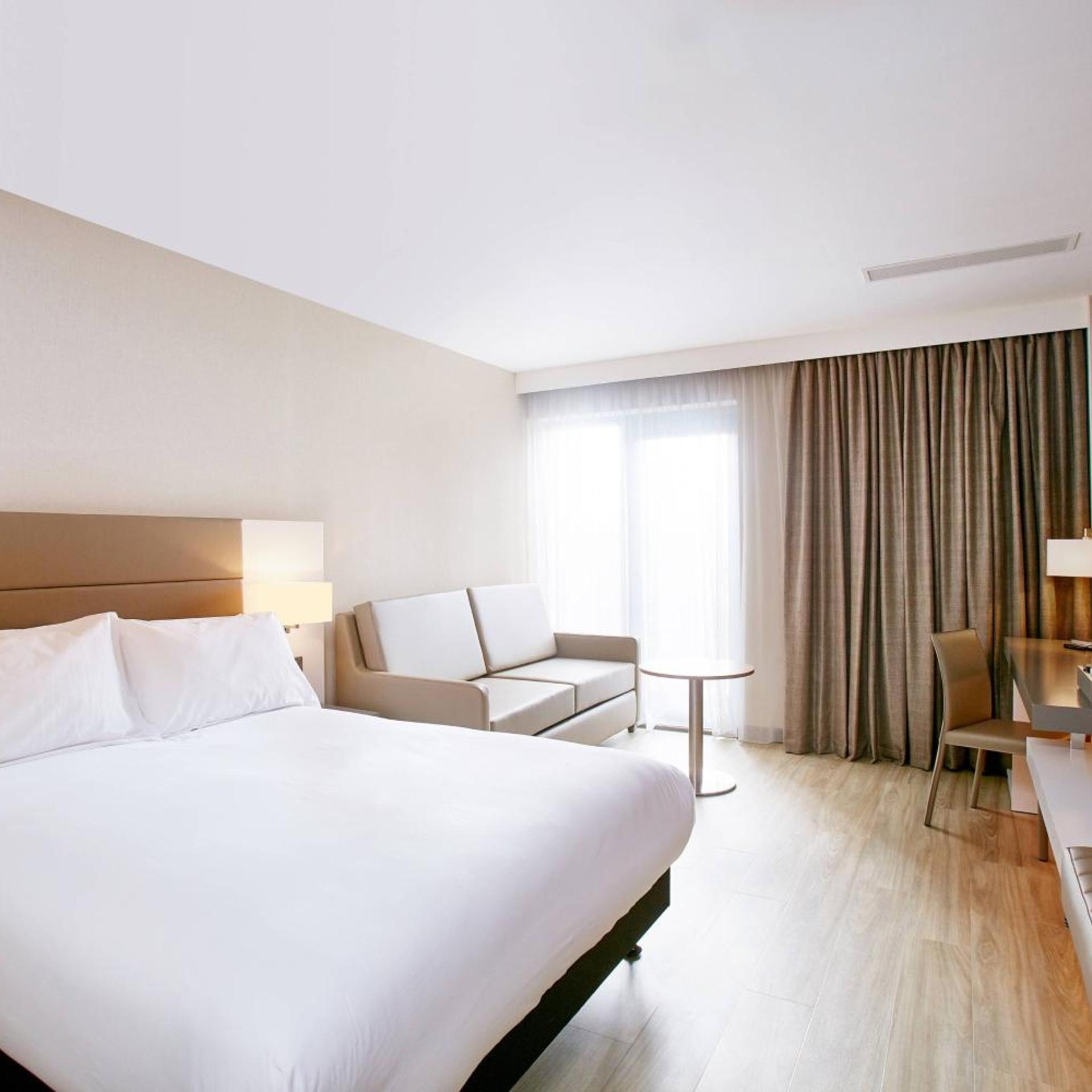 Superior, Queen Bed, Water View