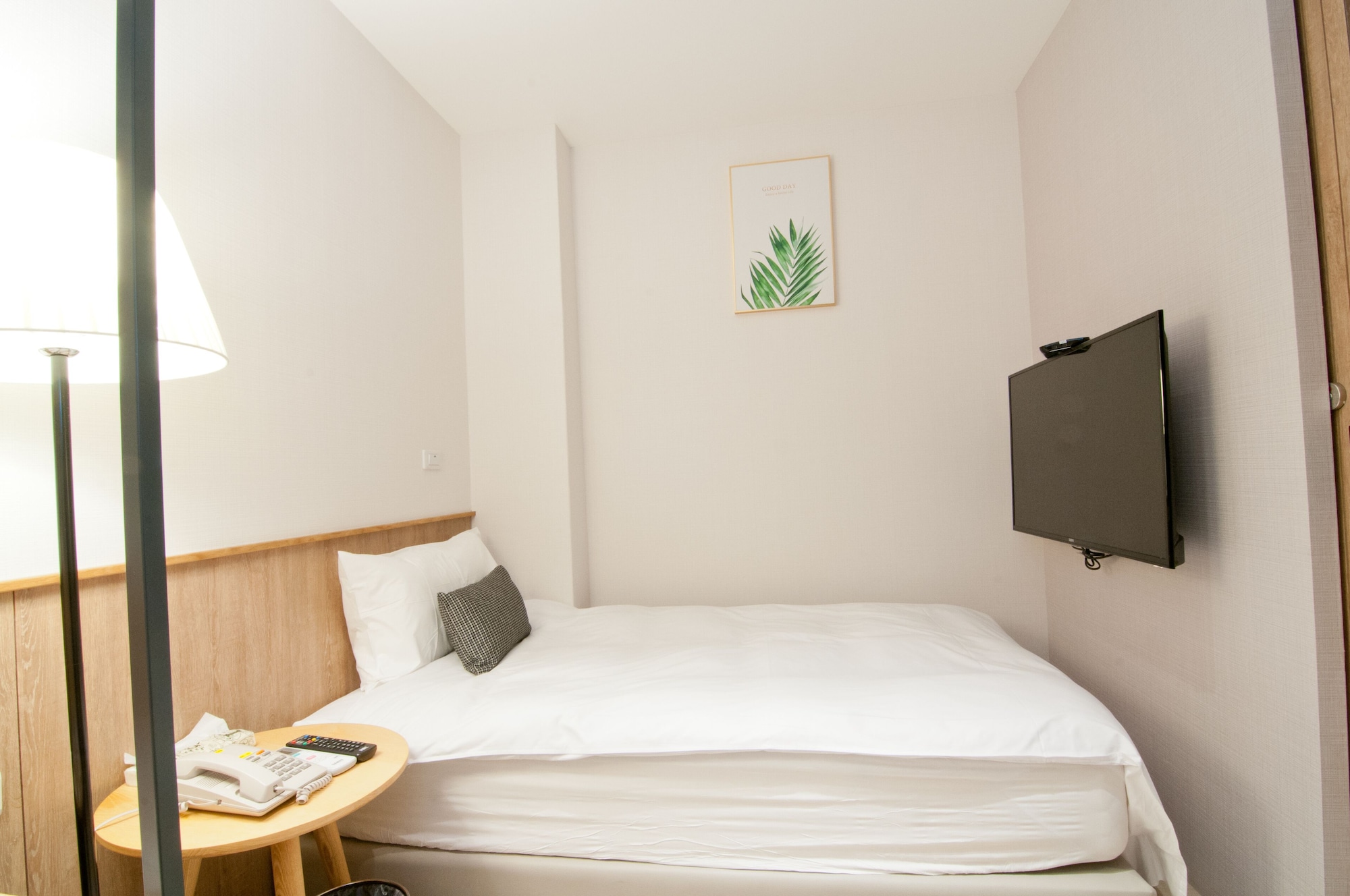 ROOM, SINGLE