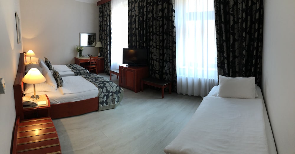 Carlton Hotel 17/51