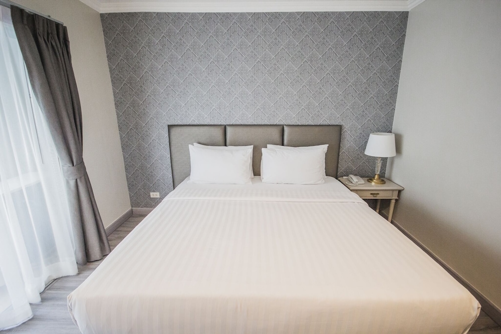 Romance Hotel Srinakarin 40/80