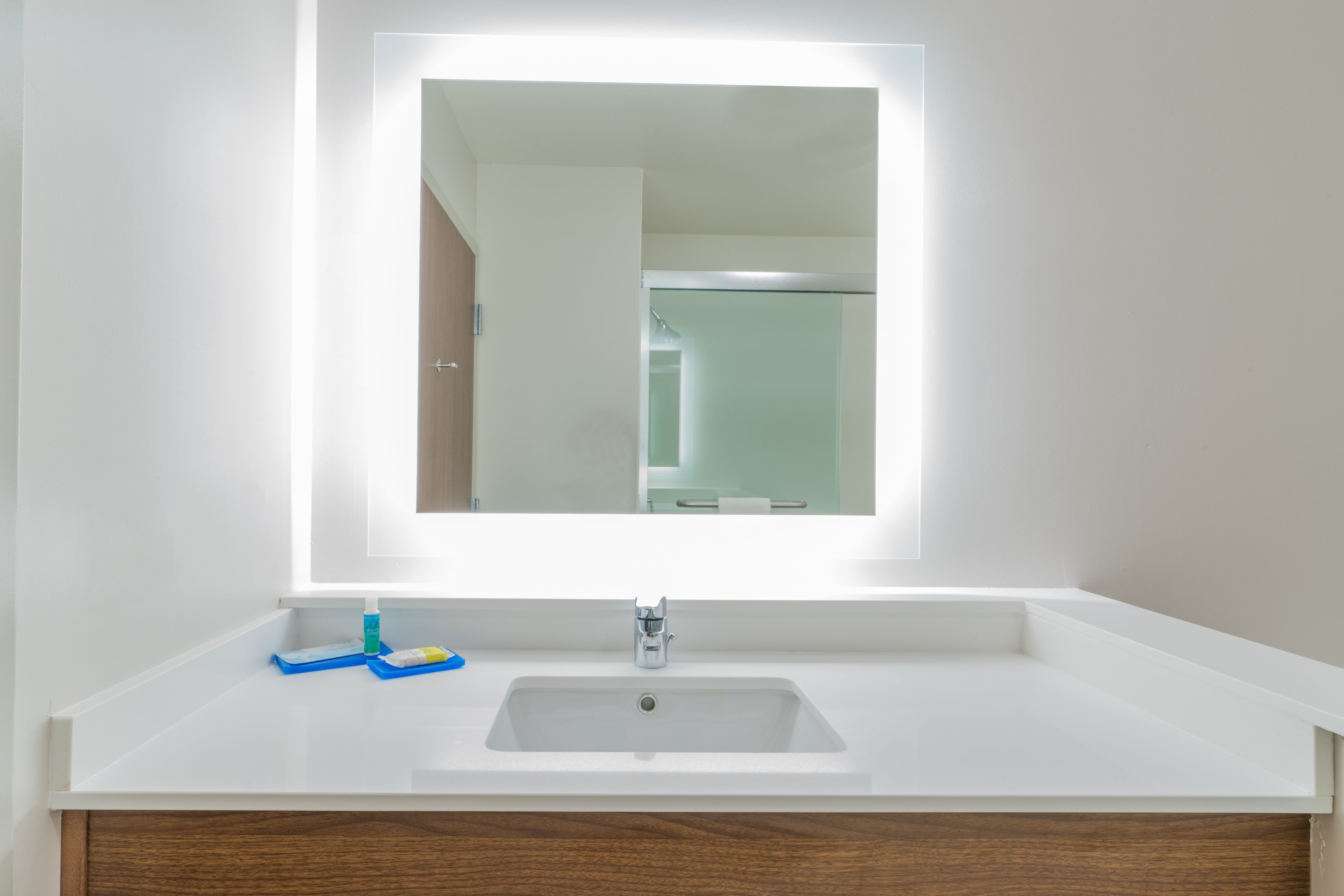 Holiday Inn Express & Suites Lake Havasu - London Bridge 63/63
