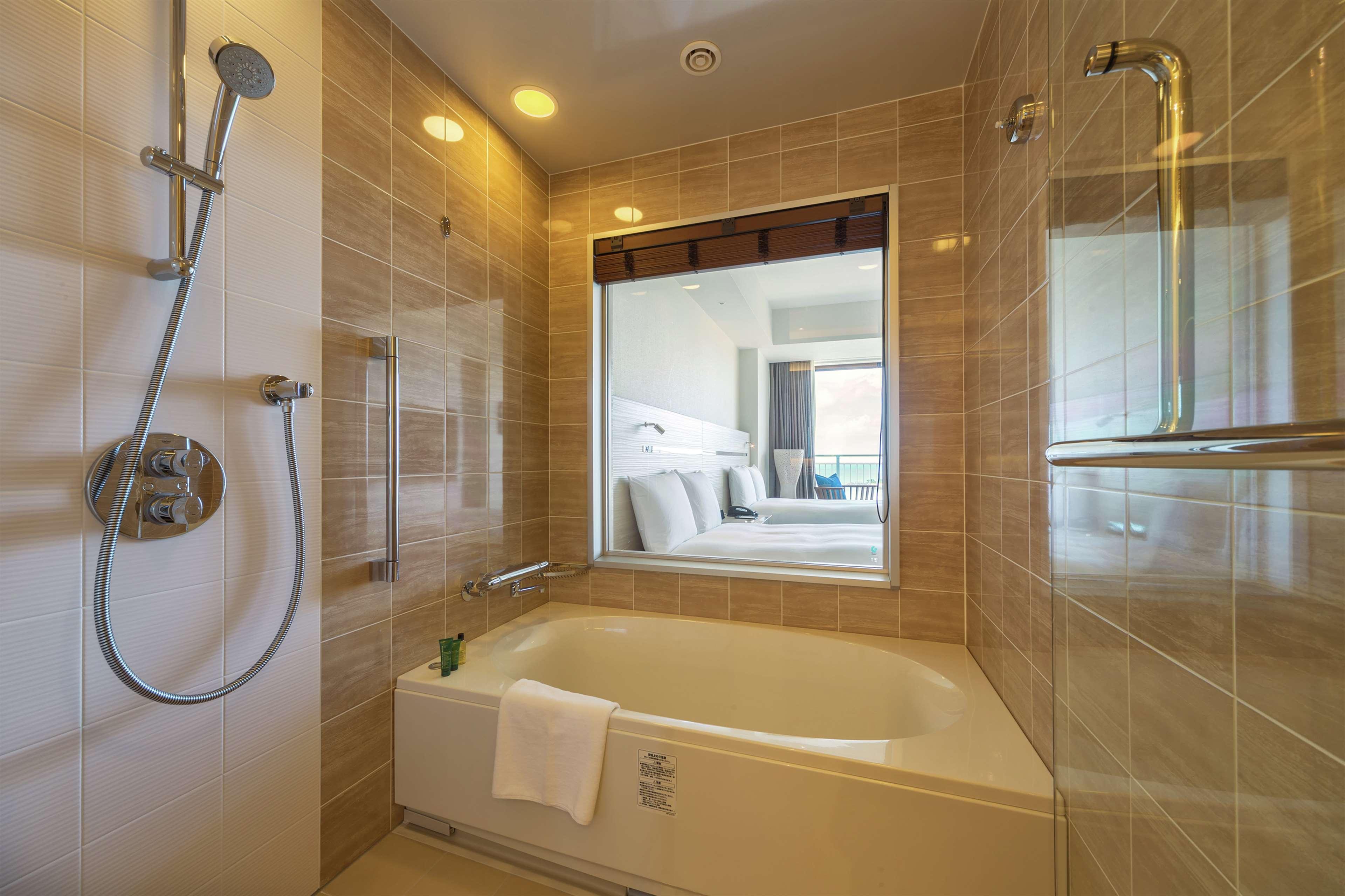 غرفة بسريرين منفصلين بإطلالة على الحديقة، Hilton Okinawa Chatan Resort 5/5