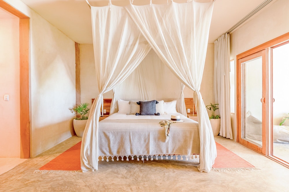 JUNIOR SUITE, OCEAN FRONT, BEACH FLOOR