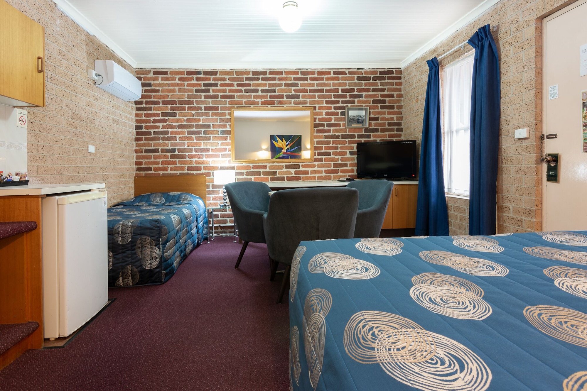 Deluxe, Twin Beds, 1 Queen and 1 Single Bed