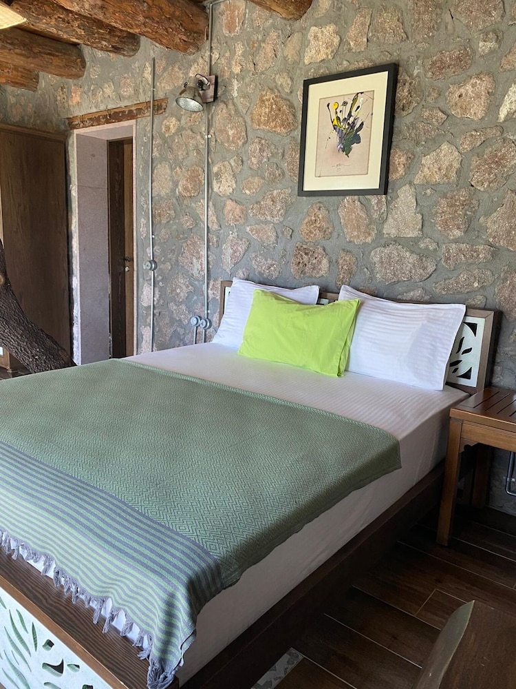 DESIGN, DOUBLE BED, GARDEN AREA