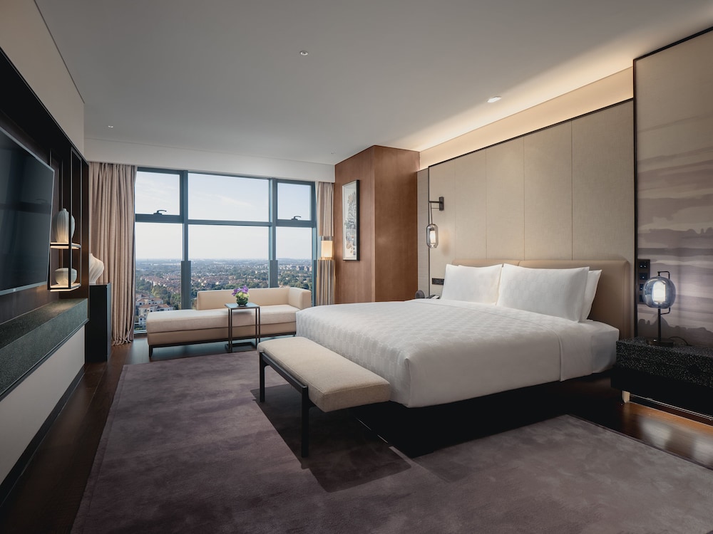 1 Bedroom, Suite, King Bed, Dining Area