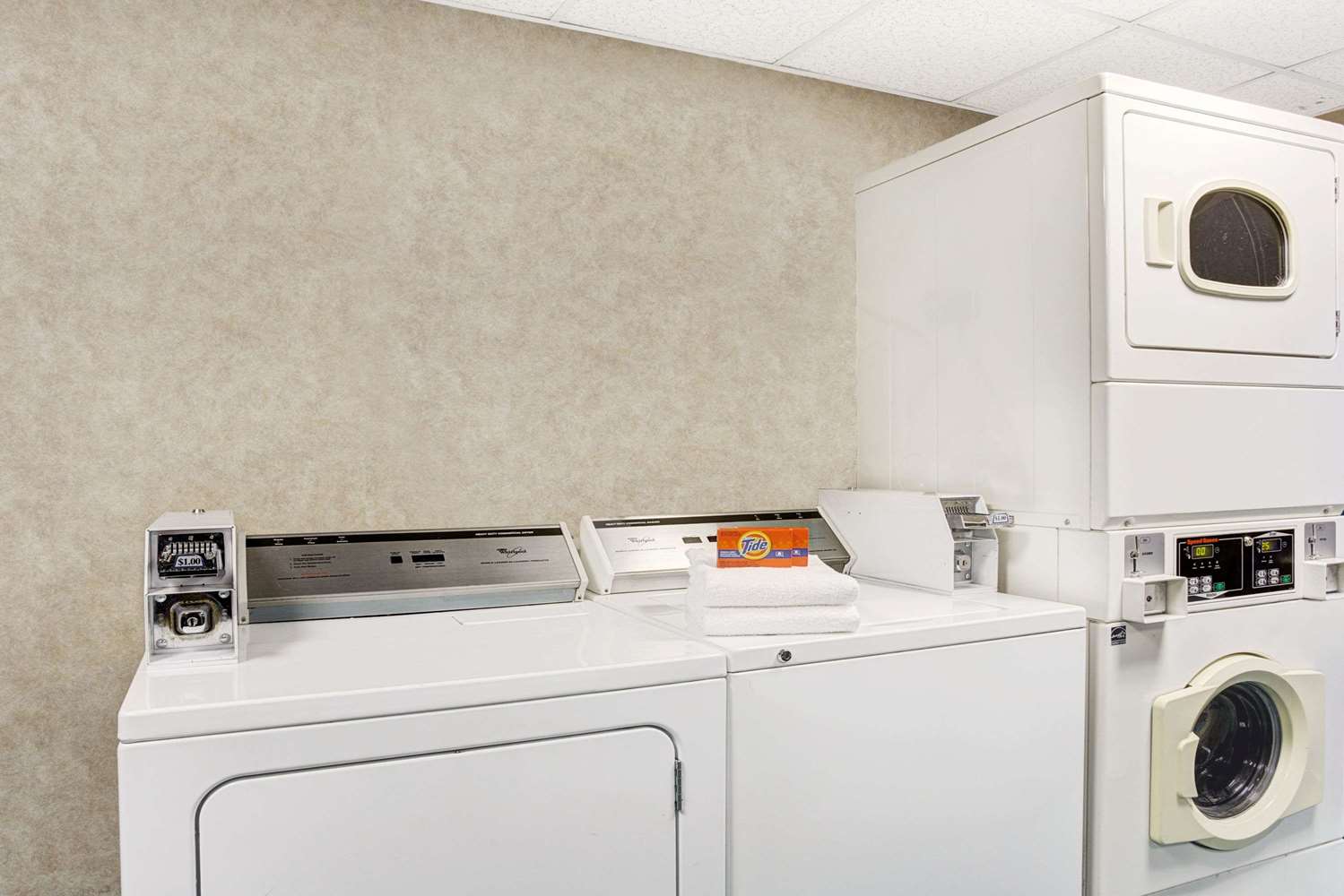 Days Inn by Wyndham Newport News City Center Oyster Point 22/22