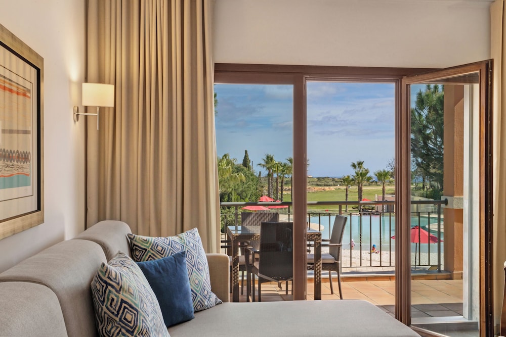 شقة بسريرين مزدوجين بإطلالة على المسبح بغرفتي نوم مع أريكة، Cascade Wellness Resort 4/8