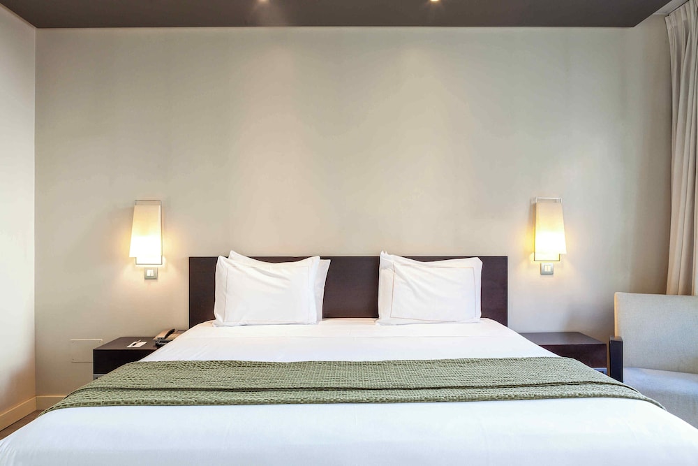 EXECUTIVE, SUITE, ACCESSIBLE