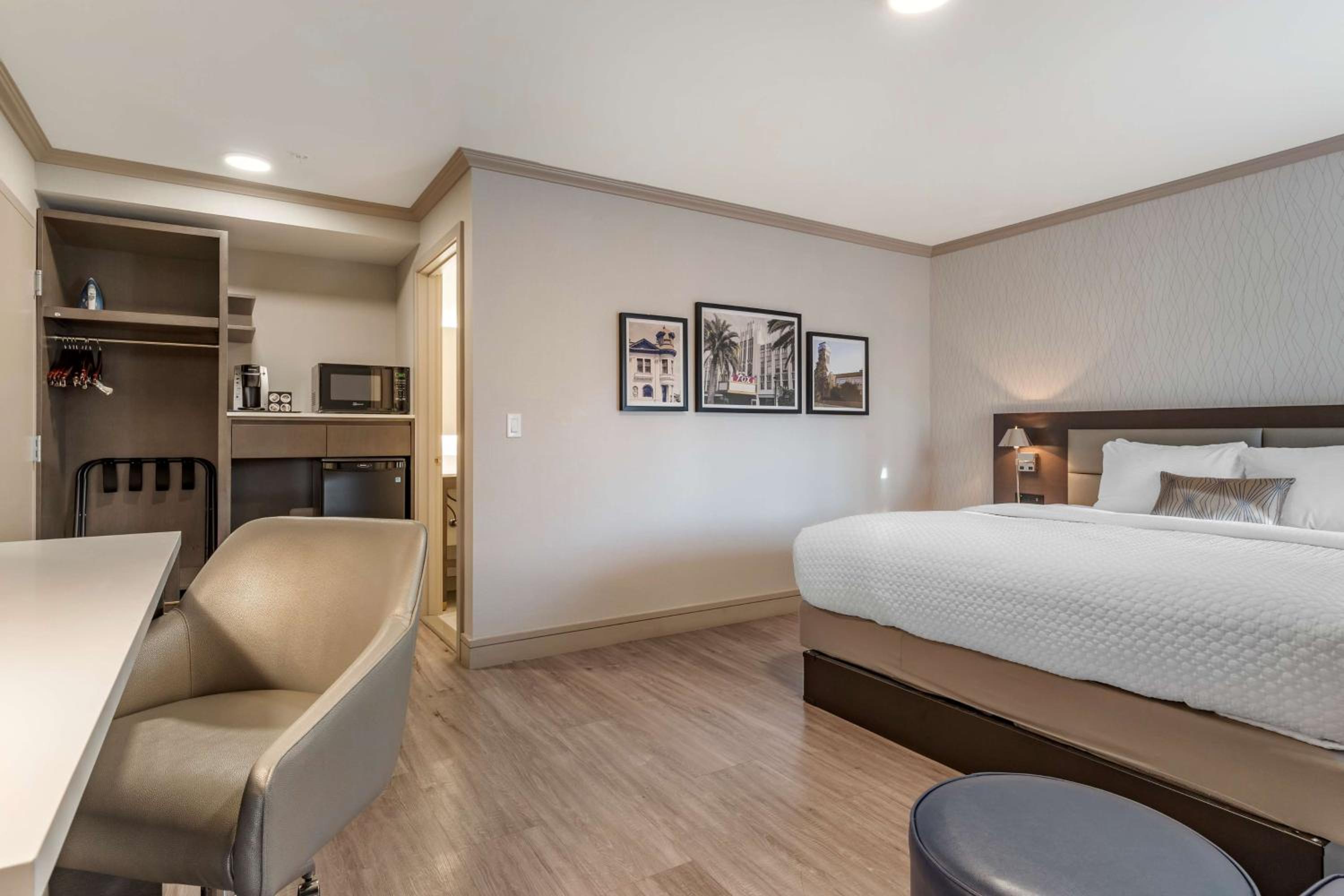 غرفة بسرير كينج بحوض استحمام، Best Western Plus Executive Suites 8/10