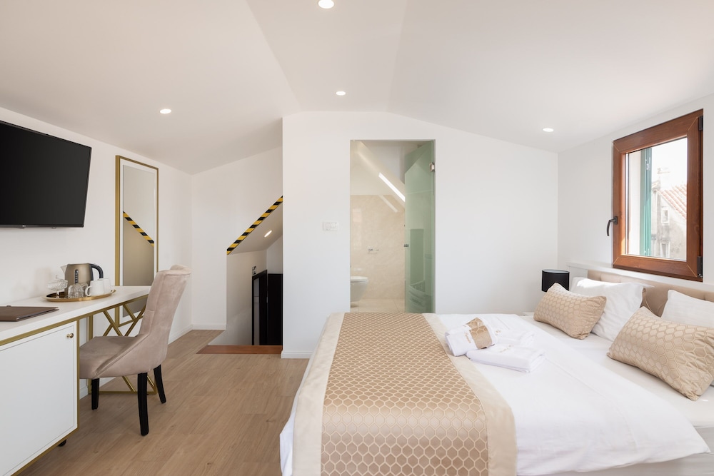Le Premier Luxury Rooms 9/43