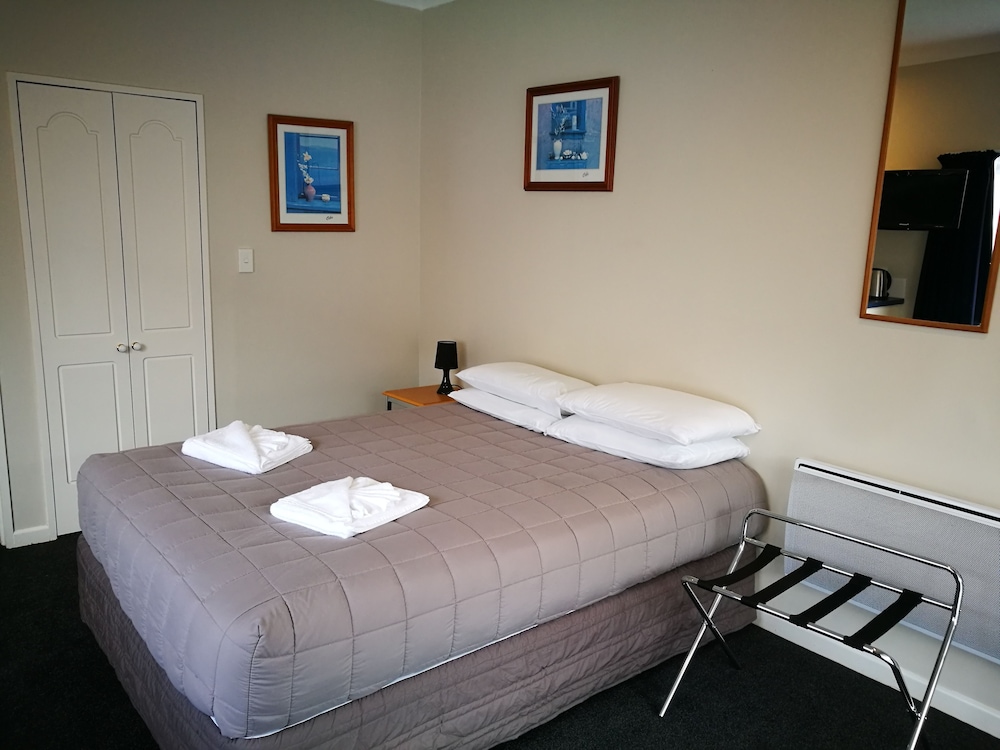 Airport Birches Motel 21/68