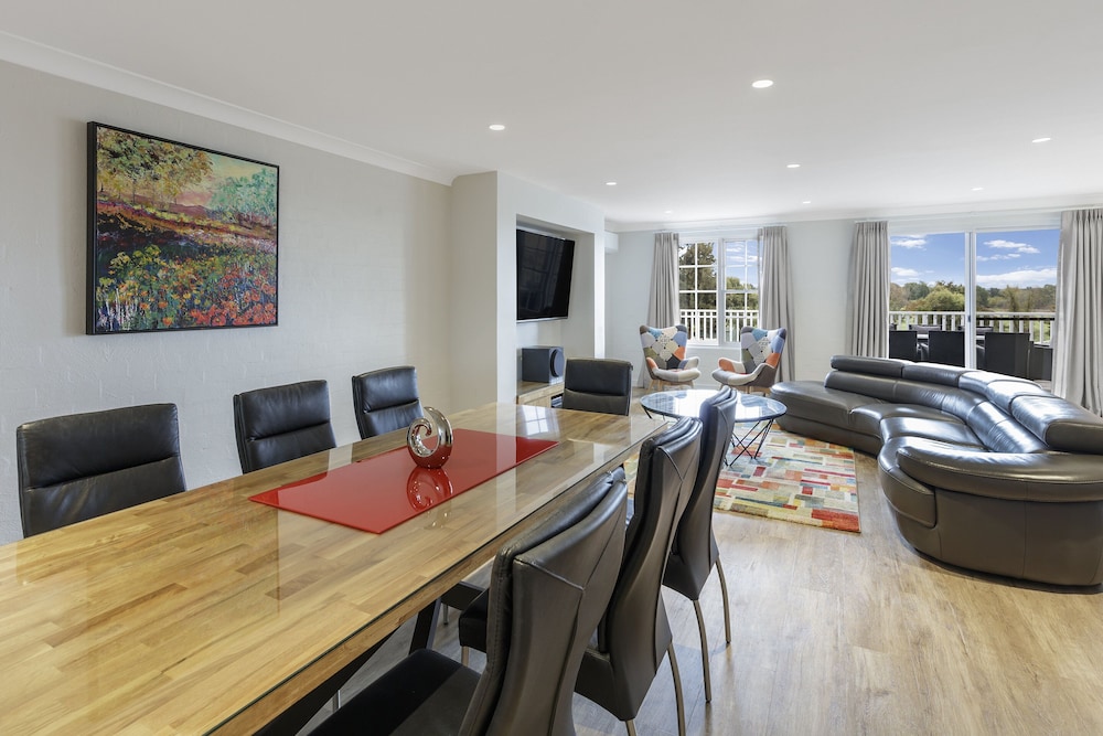 CROWNE PLAZA HAWKESBURY VALLEY 54/65