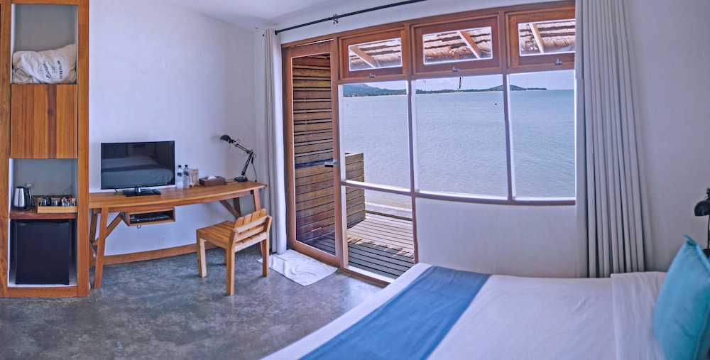 ESCAPE BEACH RESORT 11/50