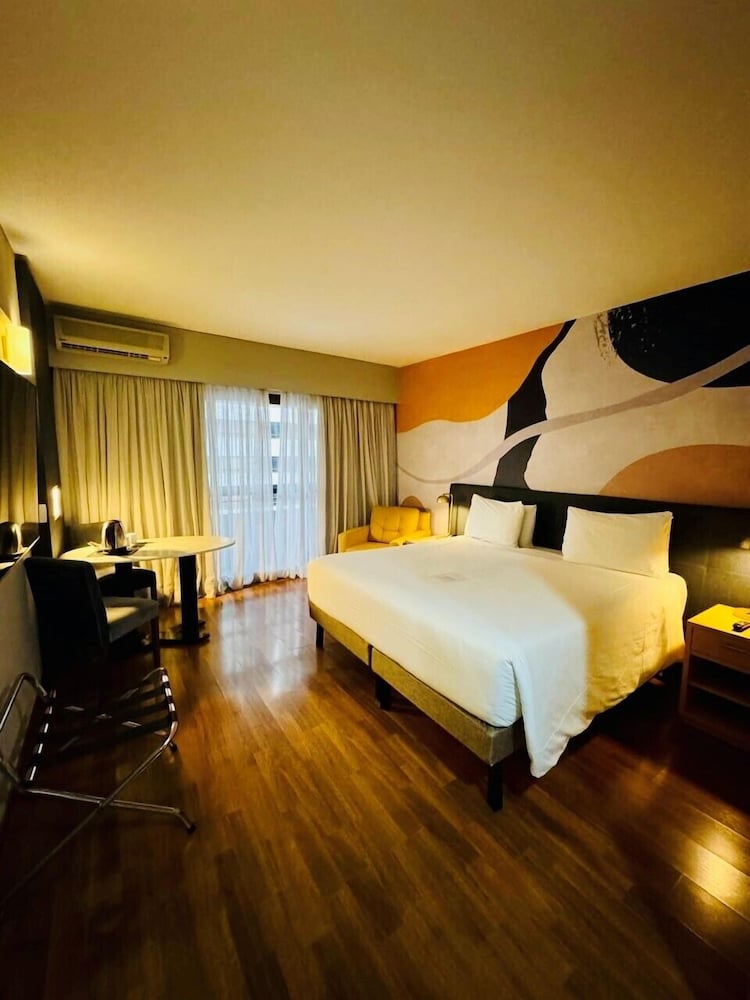 EXECUTIVE, SUITE, KING BED