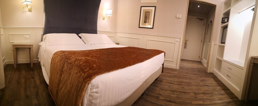 ROOM, DOUBLE BED