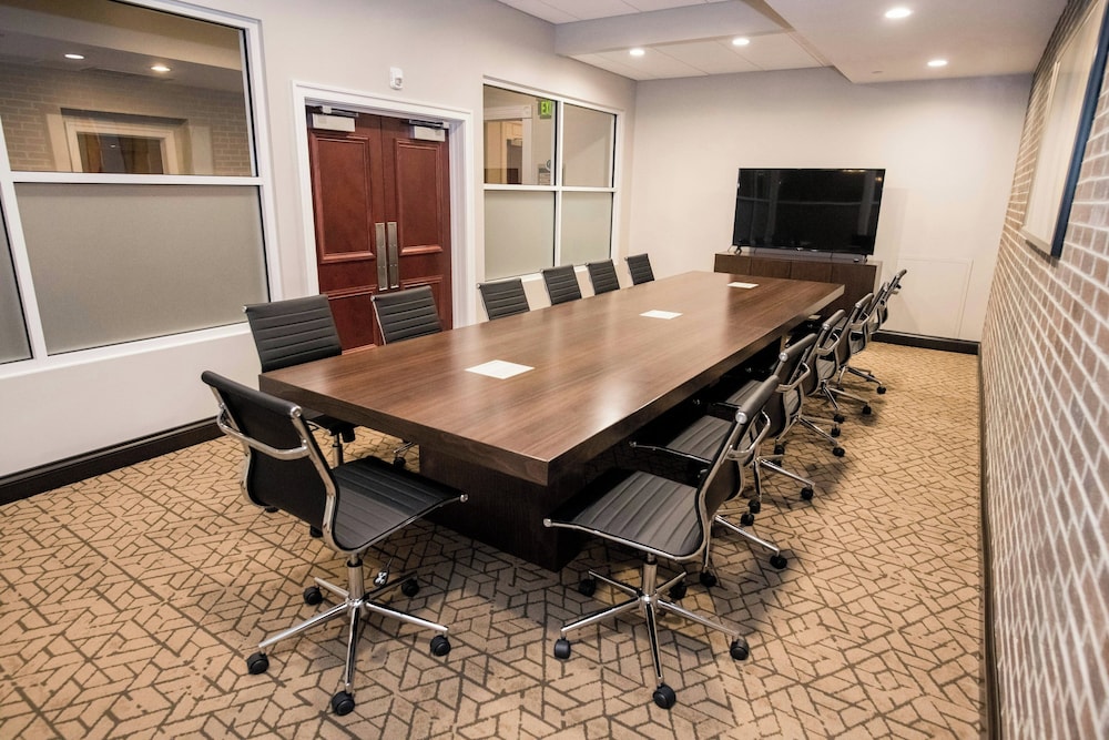 Holiday Inn And Suites Philadelphia W Drexel Hill 39/50