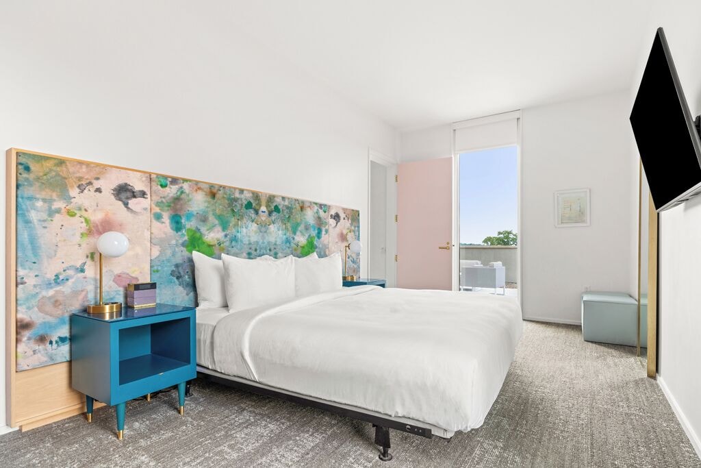 Suite, King Bed, Sofa, Balcony, Accessible