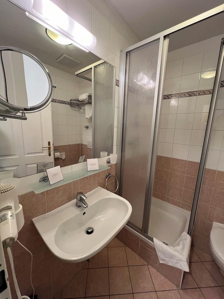 Suite Hotel 900 M Zur Oper 16/17