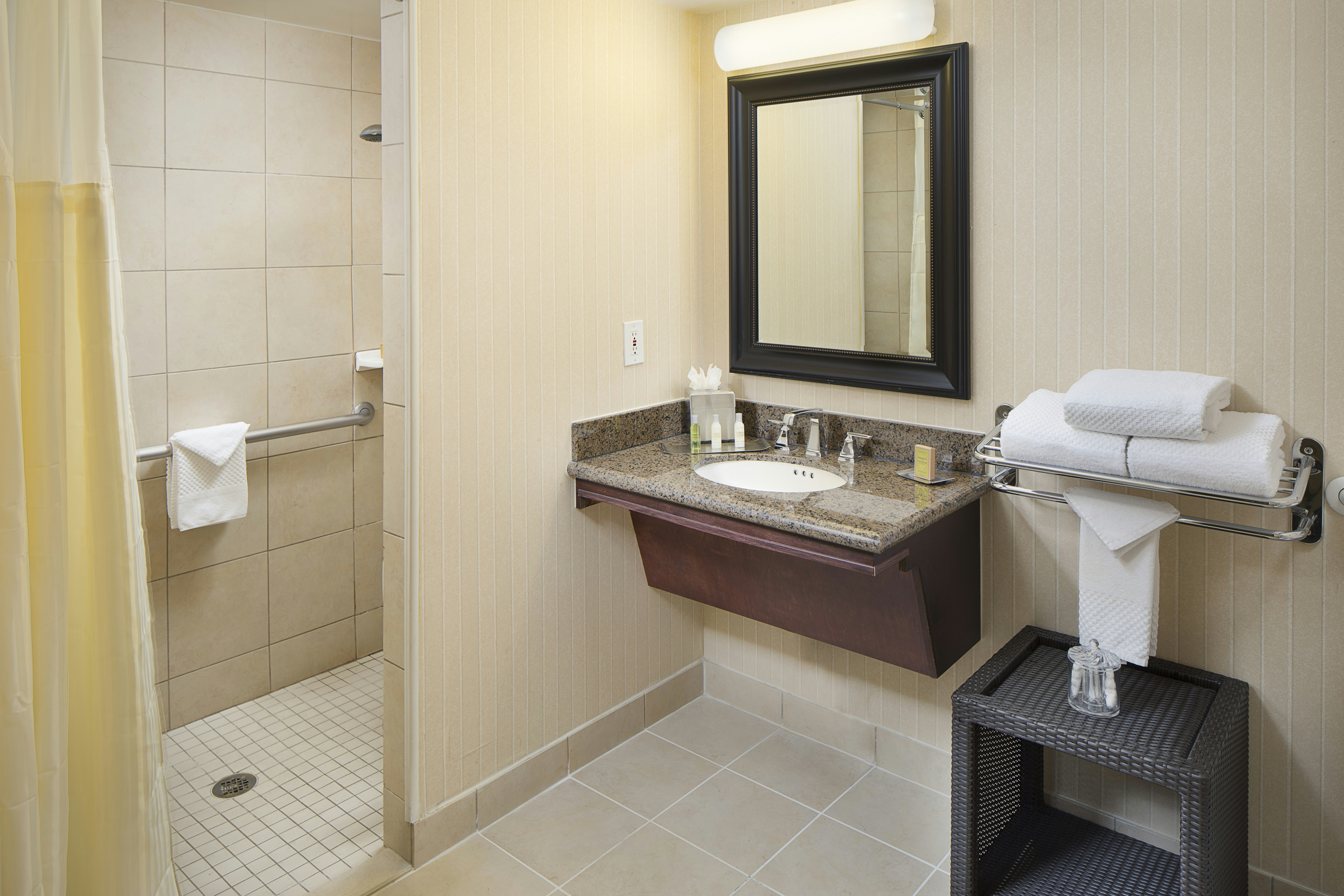 غرفة بسرير كينج لذوي الإعاقة، DoubleTree by Hilton Los Angeles - Commerce 2/2