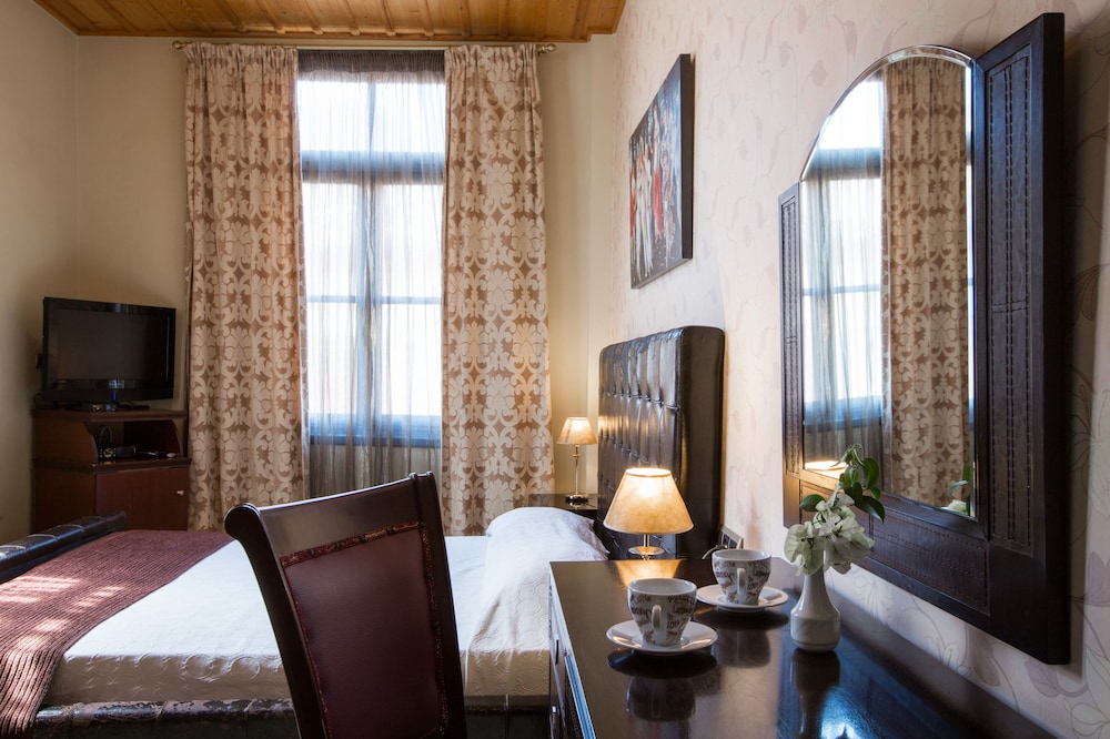 DIAS HOTEL 67/77