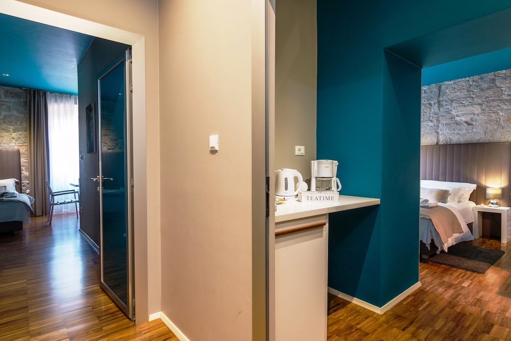 Riva Luxury Rooms 75/79