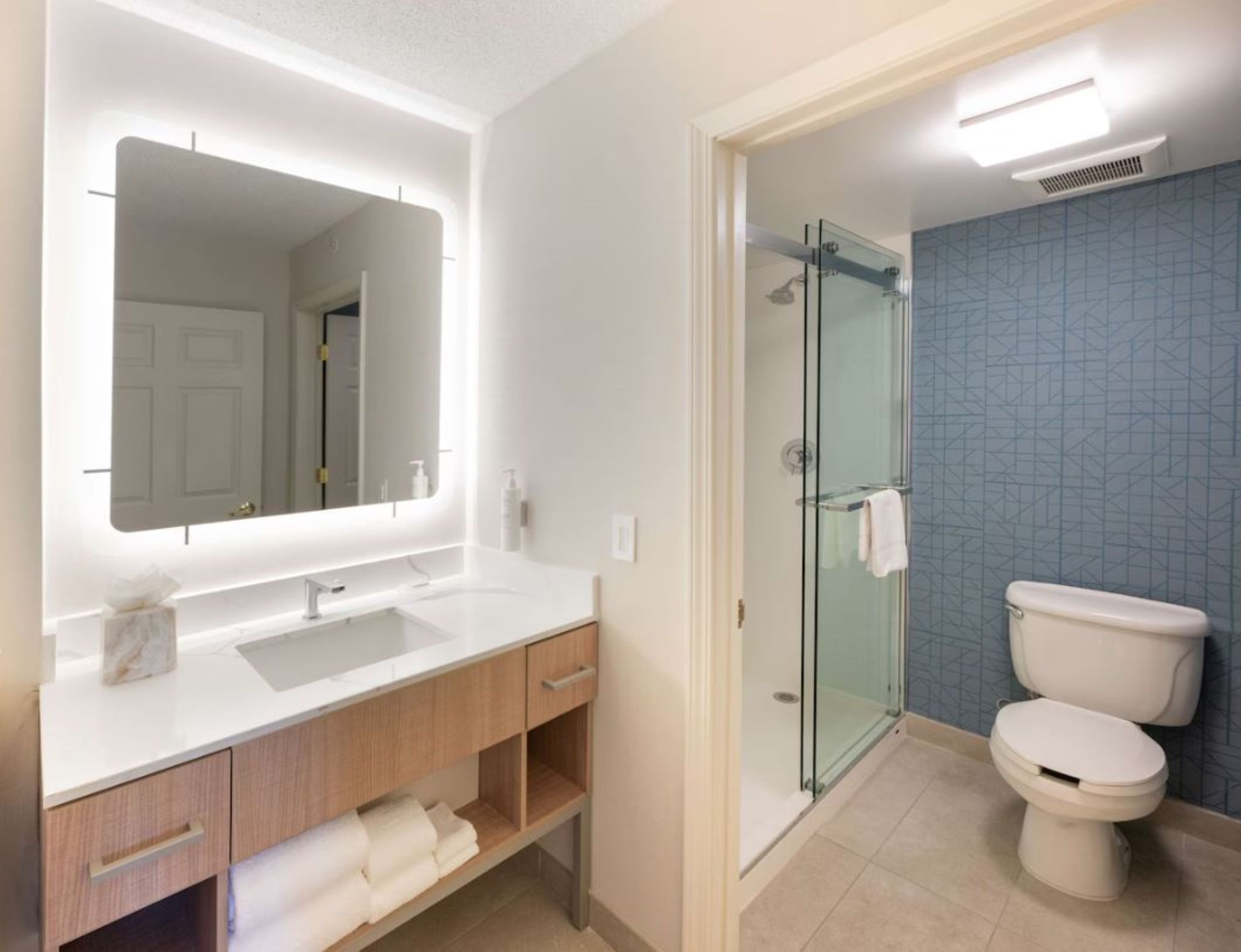 Efficiency, Deluxe, Suite, King Bed, Accessible