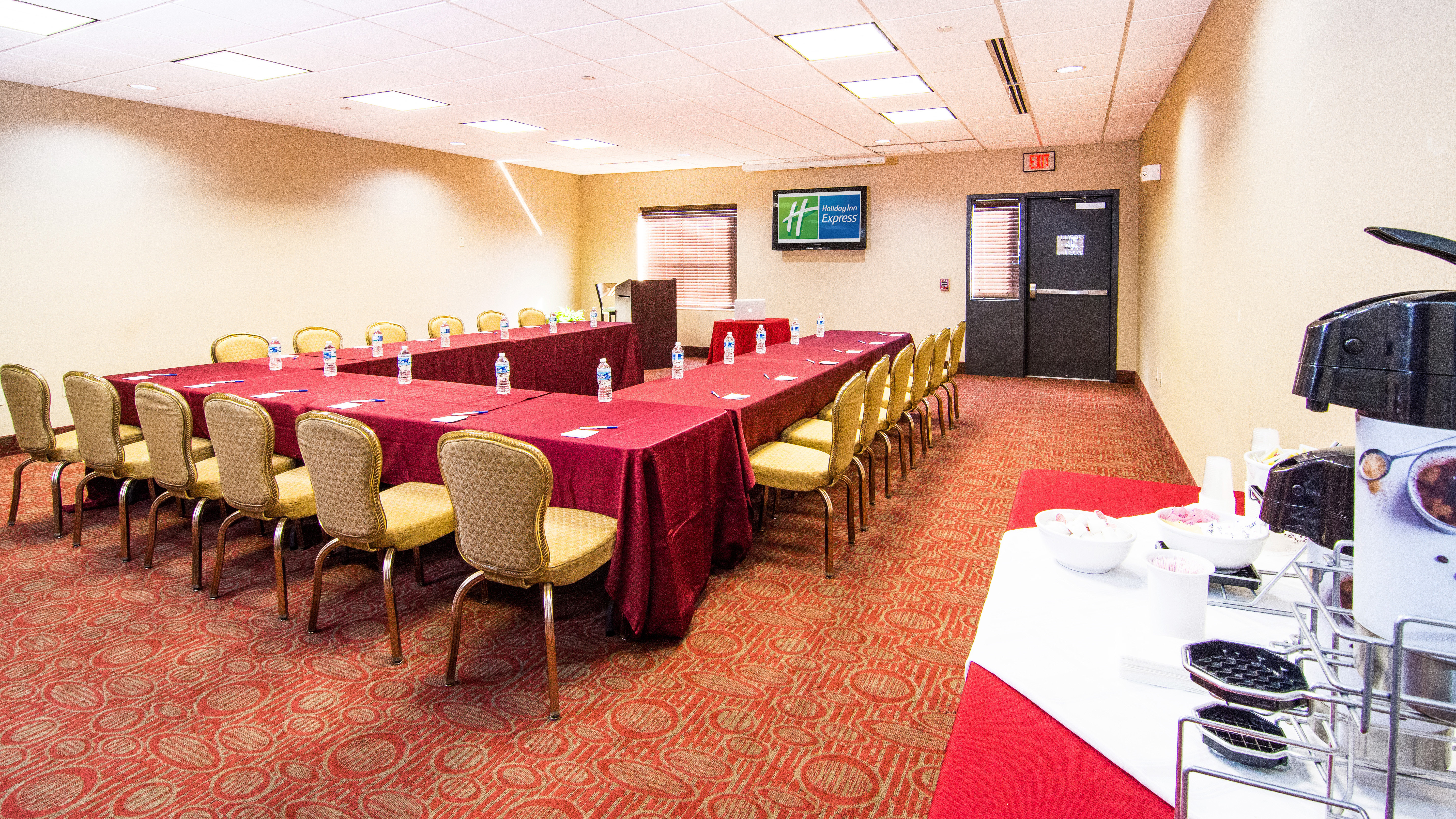 Holiday Inn Express Suites Elkton University Area 17/19