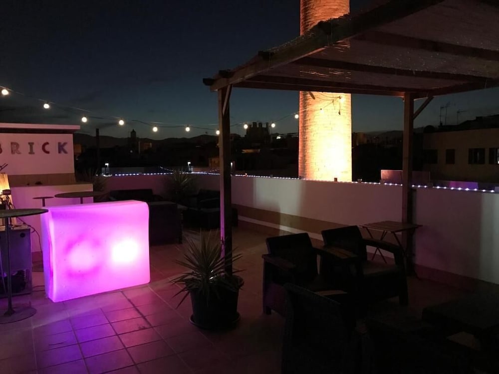 BRICK HOTEL 27/38
