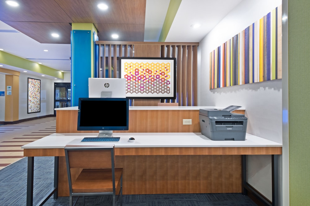Holiday Inn Express & Suites UNIONTOWN 52/54